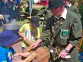 Auch für die Kinder war das Ausprobieren des Schwämmklopfens unter der sachkundigen Anleitung etwas ganz Besonderes.