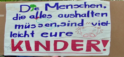 Diese und ähnliche Losungen prägen Freitag für Freitag das Bild im Invalidenpark.