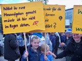 Fau Katrin Tralles steht im Interviev zu ihrer Aktion gemeinsam mit ihren Kindern.
