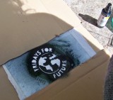 Gemeinsam werden die Symbole auf Textilien aufgebracht.