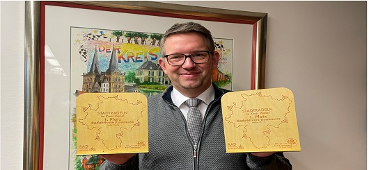 Landrat Ingo Brohl präsentiert die Rad-Wander-Pokale des Klimabündnisses der Kommunen im Kreis Wesel Landrat Ingo Brohl präsentiert die Rad-Wander-Pokale des Klimabündnisses der Kommunen im Kreis Wesel
