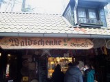 Die Waldschenke mit der Außentheke.