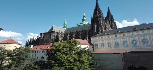St.-Veits-Kathedrale inmitten des Prager Schlosses. Symbolbild für religiöse und politische Macht.