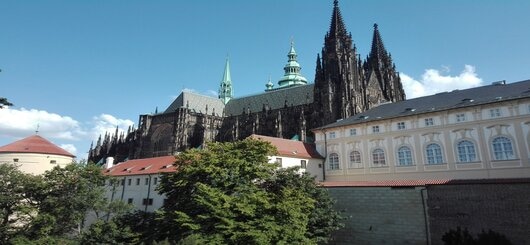 St.-Veits-Kathedrale inmitten des Prager Schlosses. Symbolbild für religiöse und politische Macht. St.-Veits-Kathedrale inmitten des Prager Schlosses. Symbolbild für religiöse und politische Macht.