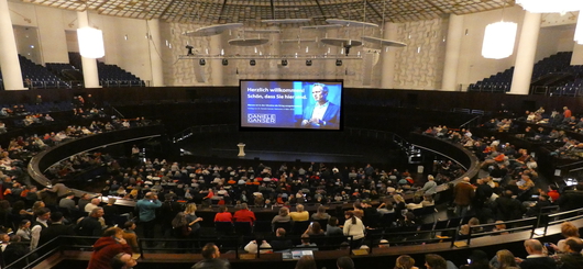 Schon eine Stunde vor Vortragsbeginn gut gefüllte Halle, offiziell ausverkauft