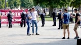 Identitäre posen vor Gegendemo