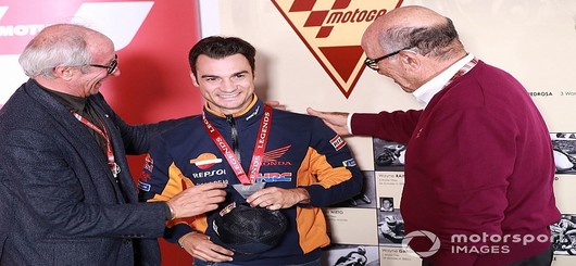 Ehrung Daniel Pedrosa mit MotoGP Chef Vito Ippolito Ehrung Daniel Pedrosa mit MotoGP Chef Vito Ippolito