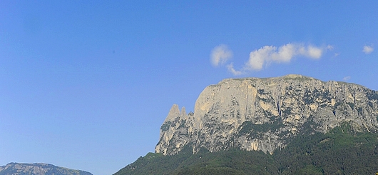 Der Schlern mit der Seiser Alm thront über der schönen Kleinstadt Seis in Südtirol Der Schlern mit der Seiser Alm thront über der schönen Kleinstadt Seis in Südtirol