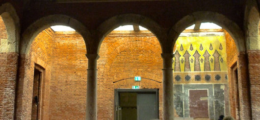 Eingang der kriegszerstörten Allerheiligen-Hofkirche in München