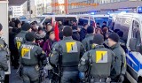 Polizeikessel für die Gegendemonstranten