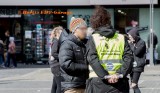 AFD-naher Gelbwestenträger am Rande der Demo