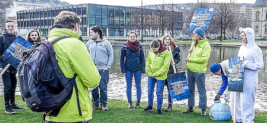 Klimaschutz darf nicht baden gehen  BUND Aktion in Stuttgart
