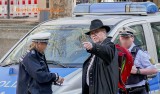 Polizei spricht mit Herrn Fiechtner