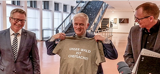 Übergabe Petition und T-Shirt an OB Kuhn