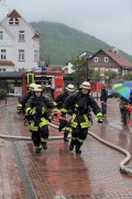 Eine Wasserversorgung wird aufgebaut.