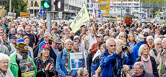 Demonstranten vor dem Stuttgarter Hauptbahnhof