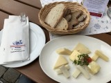 Vielfalt aus Milch: die Käseplatte in der ErlebnisSennerei Mayhofen.
