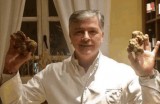 Mitinh. Küchenchef Leonardo Caporale zeigt stolz die frische Lieferung weißer Trüffel aus Italien