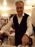 Chef-Sache auf großer Bühne. Mitinh. Mario Borazio serviert mit eleganz das kulinarisches Feuerwerk.