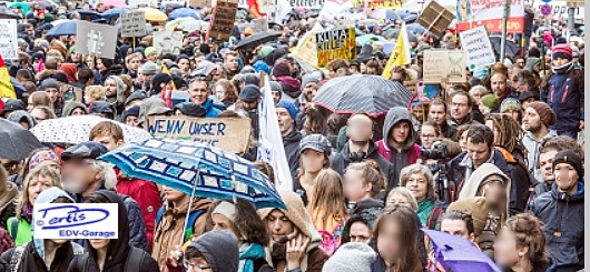FFF-Demonstranten vor dem Stuttgarter Hauptbahnhof