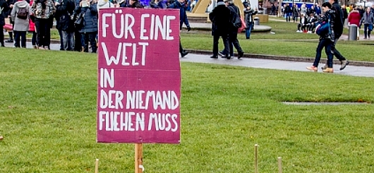 Plakat mit Demo-Motto