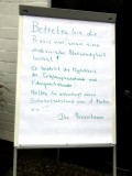Hinweistafel vor einer Hausarztpraxis