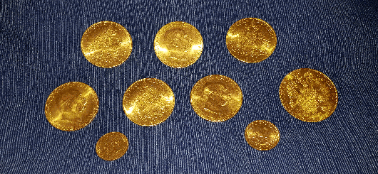 Bei physischem Gold hat der Anleger die Wahl zwischen Goldbarren in verschiedenen Stückelungen oder Goldmünzen.
