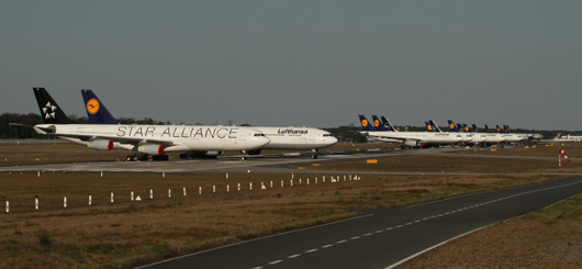Geparkte Lufthansa Maschinen auf der gesperrten Landebahn Nordwest