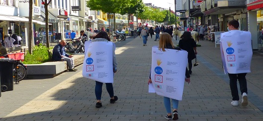 Plakate hängen sonst an Bäumen und Laternen. In Wesel haben sie für einen wichtigen Zweck „Beine gekriegt“