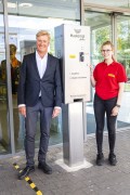Ole van Beust mit Netto - Mitarbeiterin zur Einweihung des Maskomaten / Rechte: Netto Marken-Discount AG & Co. KG
