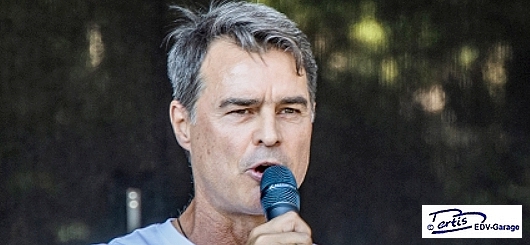 Thomas Berthold redet auf Querdenken-711 Demo in Stuttgart