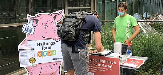 Informationsstand vor Edeka Markt