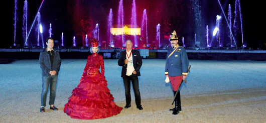 Mario Feigl (Schloss Hof) (l) und Dr. Hans Reinisch 2.v.r.)mit einem Tanzpaar