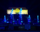 Hinter den Wassersäulen thront das Schloss