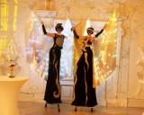Sabine McKinnon und Silvia Maier von SOLUNA RISING mit Feuertanz- und Stelzentheater