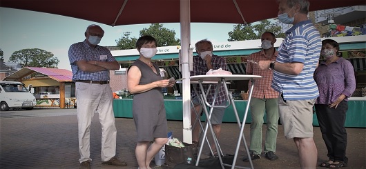 Naturschutzstiftung Niederrhein stellt Mahdwiesenprojekt auf dem Bauermarkt in Spellen vor.