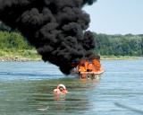 Einer der Passagiere schwimmt hinter dem Boot ans Ufer