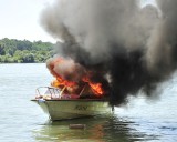 Brennendes Schiff auf der Donau