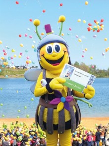Seepark-Maskottchen „Tolbienchen“ besitzt bereits eine Dauerkarte.  Foto: Seepark Zülpich