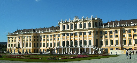 Wien, Schloss Schönbrunn, Blick vom Schlossgarten auf das Hauptgebäude