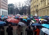 Demonstrierende Menschen hielten trotz Regen am Bozner Magnagoplatz auf