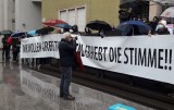 Verzweifelte Menschen waren bei strömenden Regen anwesend