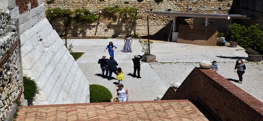 Castles of Romeo and Juliet fashion on stage