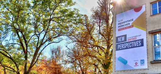 Das Isarforum im Herbstlicht.
