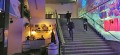 Phantasievoll und werbewirksam illuminierter Treppenaufgang im Isarforum.