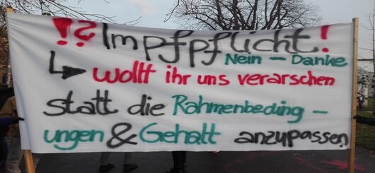 Transparent von zwei jungen Pflegerinnen, das Enttäuschung und Wut ausdrückt.