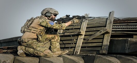 Soldat in Kampfstellung.