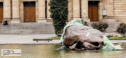 zerstörtes Kupferdach als Mahnmal