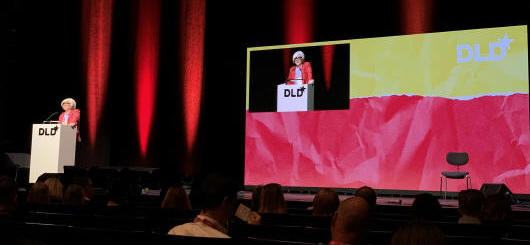 Eröffnung der DLD-Konferenz durch Steffi Czerny	