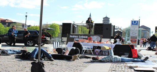 Flashmob bei einer Demonstration für Tierrechte am 16.04.2022 in Stuttgart